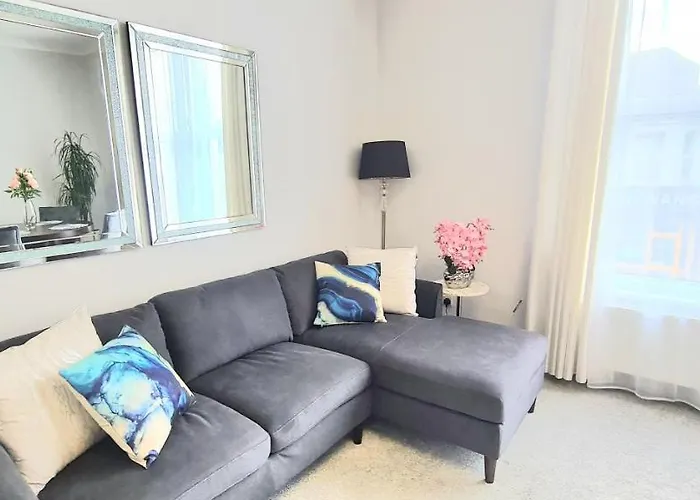 Spacious 3 Bed Flat Near The Sea With Parking