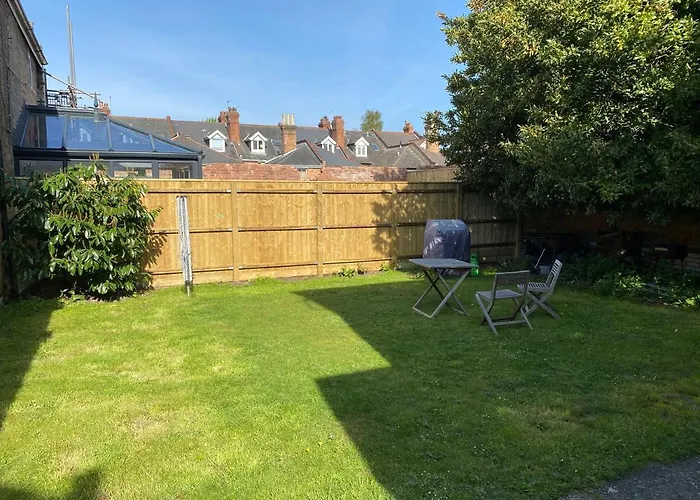 Lovely Westbourne Apartment - 15 Min Walk To Beach