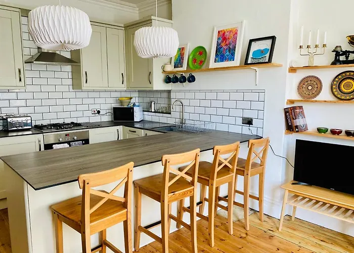 Lovely Westbourne Apartment - 15 Min Walk To Beach