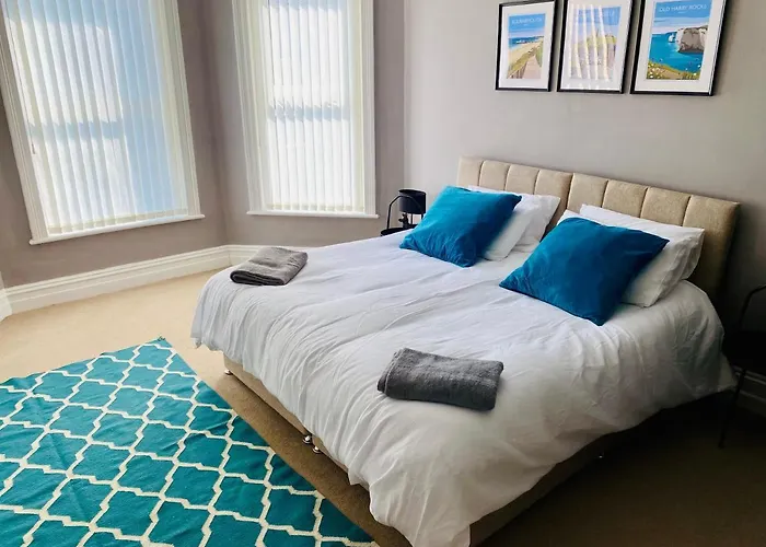 Lovely Westbourne Apartment - 15 Min Walk To Beach